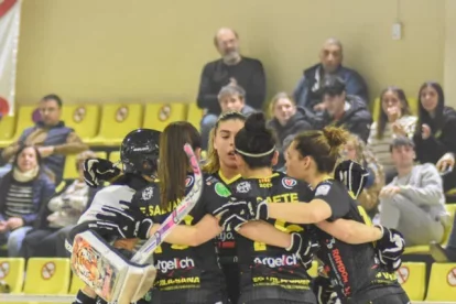 Les jugadores del Vila-sana celebren un gol contra el Bembibre. - CLARA LIÁÑEZ