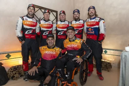Isidre Esteve, el seu copilot Txema Villalobos i altres pilots que competiran amb combustibles renovables. - REPSOL MEDIA