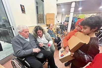 Dus mainatges en tot mostrar un des joguets a un usatgèr dera residéncia. - ARAN SALUT