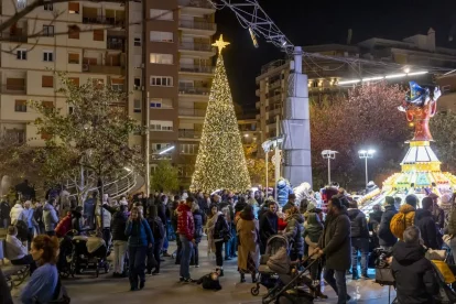 La plaça Ricard Viñes es va omplir de persones que van gaudir de l’encesa dels llums nadalencs. - JORDI ECHEVARRIA