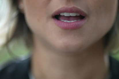 Una mujer hablando sola.