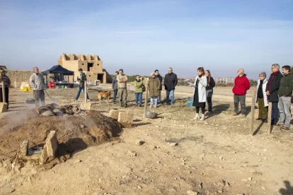 Parlament inaugural de l’alcaldessa, Georgina Procter, vora el forn experimental. - LAIA PEDRÓS
