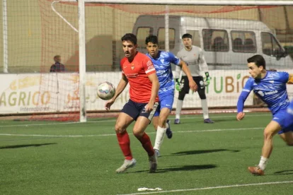 Manel Grau intenta controlar la pilota ahir en el partit. - JOAN BOVÉ