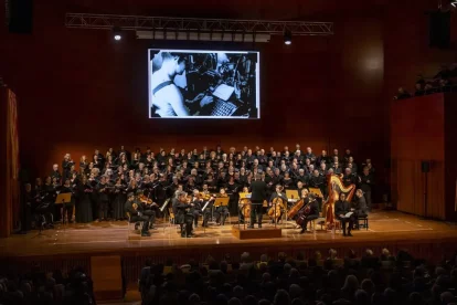 Centenars de cantaires, vint corals i l’Orquestra Simfònica Julià Carbonell van omplir l’escenari de l’Auditori per homenatjar l’emblemàtic director. - JORDI ECHEVARRIA