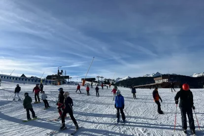 Els primers esquiadors que van poder gaudir ahir de la pràctica de l’esquí a l’estació de Baqueira. - M. CODINAS