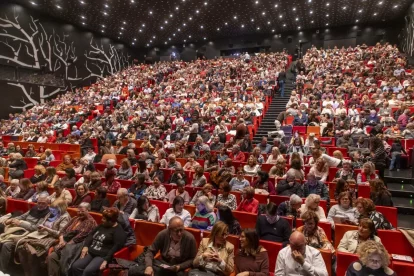 Ple absolut de públic ahir en la primera sessió del Mamapop a la Llotja. - JORDI ECHEVARRIA