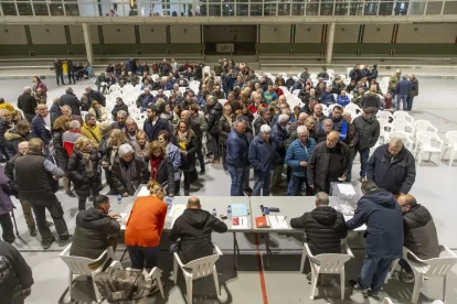 Nombrosos regants van acudir divendres a votar al pavelló de Térmens. - JORDI ECHEVARRIA