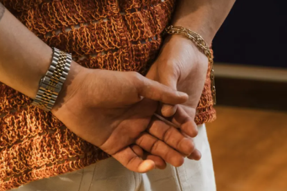 Una persona con las manos en la espalda.