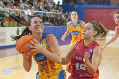 Shaylee Gonzales, la jugadora més destacada del Cadí i del partit, busca la cistella davant de Castedo. - ÀREA 11