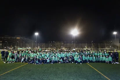 Foto de família de tots els equips que formen part aquesta temporada de l’estructura de la UE Balàfia. - INGRID SEGURA