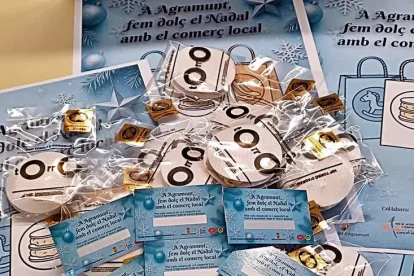 Vista del Torró d’Agramunt individual i les targetes per rascar. - AJUNTAMENT D’AGRAMUNT