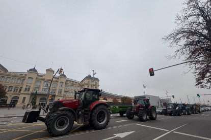 Més de 100 tractors tallen Príncep de Viana i Rambla Ferran a Lleida per les zepes