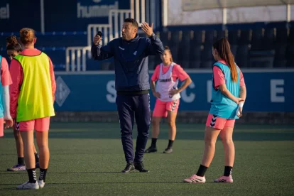 Rubén López somriu ahir durant la sessió d’entrenament al camp del Recasens. - MARC DOMINGO
