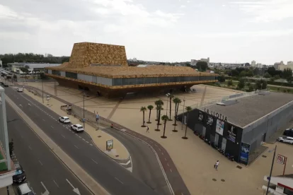 Vista del palau de congressos de la Llotja, ubicat a l’avinguda de Tortosa, i els voltants. - AMADO FORROLLA