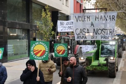 Els tractors van arribar a la rambla Ferran de Lleida després d’iniciar la marxa als Camps Elisis. - AMADO FORROLLA