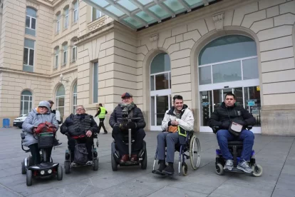 Alguns usuaris que es van desplaçar ahir en transport públic des de diferents punts de la província. - SEGRE