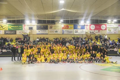 Foto de família de totes les jugadores i jugadors que formen part aquesta temporada 2025-2026 del Club Patí Vila-sana. - CLARA LIÁÑEZ