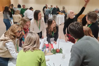Un dels jocs participatius celebrats durant la vetllada. - AGRUPEM