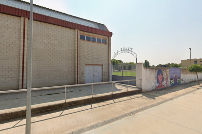 El pavelló i el camp de futbol de Bellvís.
