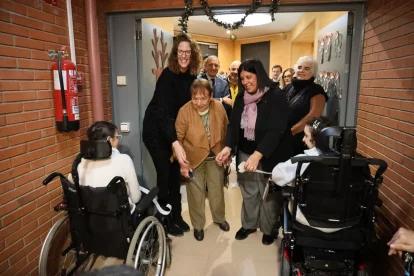 La delegada del Govern a Lleida, Núria Gil, va inaugurar les obres amb altres autoritats. - AMADO FORROLLA