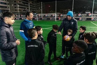 Álex Pena, a l’esquerra, atén les indicacions de Canalis.