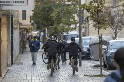 Un grup de ciclistes circulant ahir per una vorera al centre de la ciutat. - MARC CARBONELL