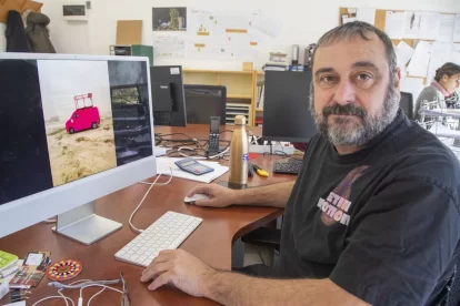 Xavi Brufau, amb la creació digital ‘Camuflatge rosa’ que s’exhibirà a l’exposició de Corea. - LAIA PEDRÓS