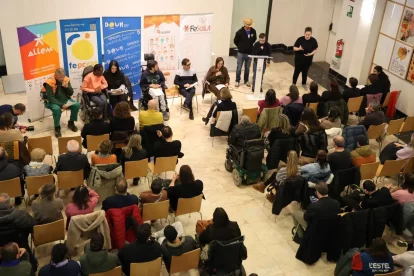 L’acte es va portar a terme a la sala Alfred Pereña i representants de cada entitat van llegir el manifest. - AMADO FORROLLA