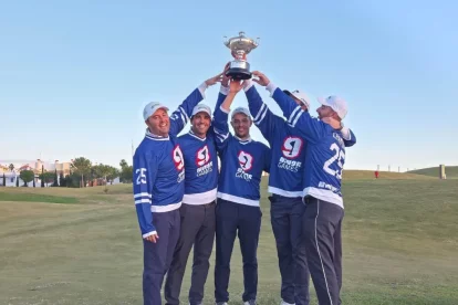 L’equip lleidatà aixeca el trofeu de Campions d’Espanya que va guanyar a Huelva.