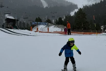 Un nen esquiant a la zona de debutants de Port Ainé. - ACN