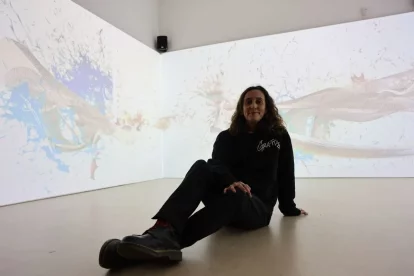 La creadora visual Alba G.Corral posant amb la seua obra, projectada a la planta baixa del Morera. - AMADO FORROLLA