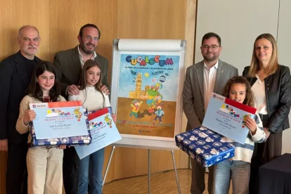 Finalistes (esq.) i guanyadora (dr.) del concurs de dibuix del cartell. - L. B. L.