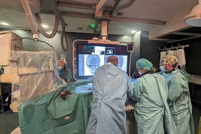 Professionals fent una trombectomia mecànica a l’hospital Arnau de Vilanova. - ICS LLEIDA