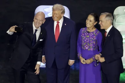 Gianni Infantino, president de la FIFA, ahir amb Donald Trump, Claudia Sheinbaum i Mark Carney. - EFE