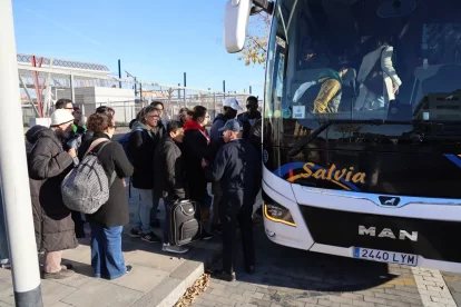 Viatgers van pujar a un autocar a Lleida que els va tornar al punt de partida al cap de poc de sortir. - AMADO FORROLLA