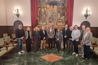 Larrosa, amb representants de les entitats empresarials i diversos edils després de firmar els convenis. - FIRMA