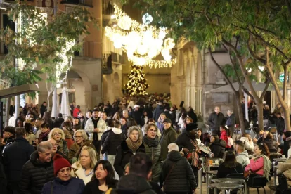 Gran afluència de persones ahir als carrers de l’Eix Comercial. - AMADO FORROLLA