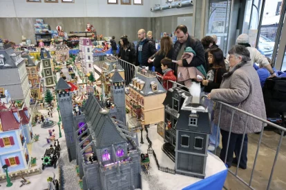 Persones de totes les edats es van donar cita ahir al Mercat del Pla de Lleida. - AMADO FORROLLA