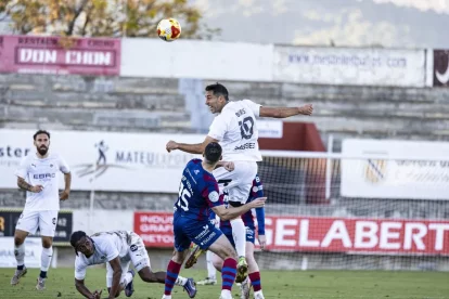 Boris Garrós remata de cap una ocasió de l’Atlètic Lleida. - INGRID SEGURA