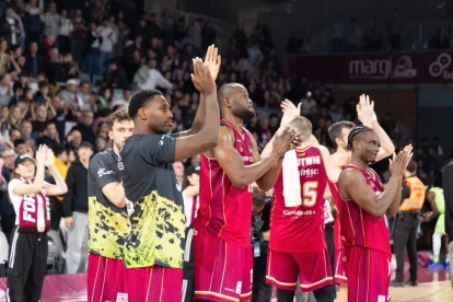 Els jugadors agraeixen el suport dels aficionats després del partit. - JAVI ENJUANES