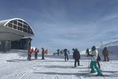Esquiadors ahir a les pistes de Port Ainé. - MARC CODINAS