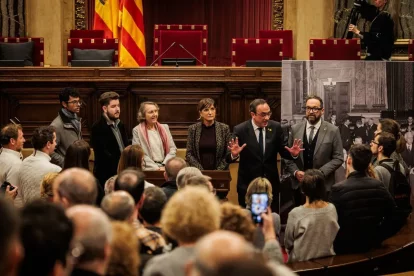Assistents de la jornada de portes obertes al Parlament al costat de Josep Rull. - PARLAMENT DE CATALUNYA