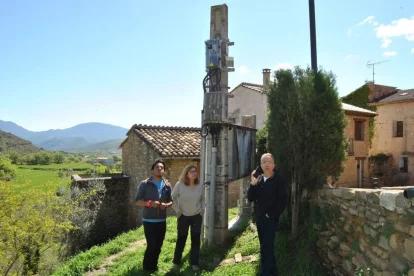 Veïns d’Àger al costat d’una de les connexions que solen fallar. - ESMERALDA FARNELL