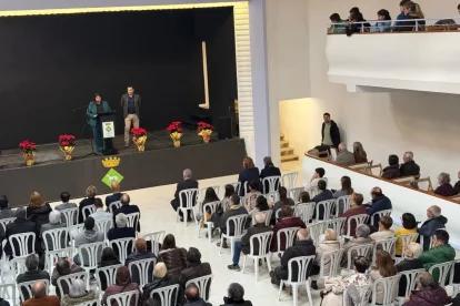 Desenes de veïns van assistir a la inauguració de la nova sala polivalent. - GENERALITAT
