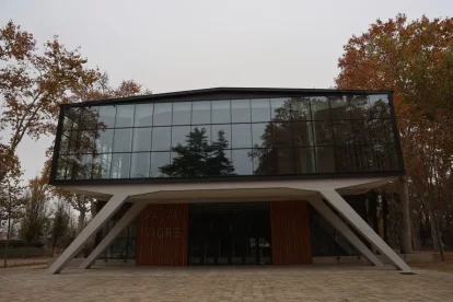 Vista de l’entrada principal del Palau de Vidre, en ple parc dels Camps Elisis. - AMADO FORROLLA