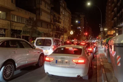 Els embussos a Príncep de Viana es repeteixen en diverses franges horàries gairebé de forma diària. - PAU PASCUAL PRAT