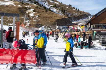 Nombrosos esquiadors ahir a Boí Taüll, que va obrir 15 quilòmetres de pistes. - PAU PASCUAL PRAT