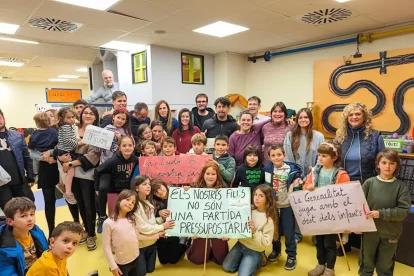Famílies de la ludoteca Arenys del Segre, amb la portaveu de Junts a la Paeria, Violant Cervera. - JUNTSXCAT PAERIA