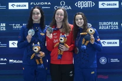 Emma Carrasco, al podi amb Alba Vázquez i Justina Kozan. - EFE/EPA/WOJTEK JARGILO