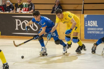 Nico Ojeda disputa una bola amb Xavi Burguilos. - ANIOL MORAL